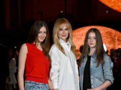 A provação de Tom Cruise de Nicole Kidman gerou briga pela custódia com Keith Urban A atriz Nicole Kidman e seus filhos Connor (L) e Isabella (R) assistem a um jogo entre o Los Angeles Lakers e o Miami Heat no Staples Center em 25 de dezembro de 2004 em Los Angeles, Califórnia. (Foto de Matthew Simmons/Getty Images)