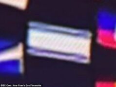 A queima de fogos de artifício de Sadiq Khan no Ano Novo em Londres é acusada de remover a Estrela de David da bandeira israelense A bandeira de Israel na queima de fogos de artifício só tinha branco com duas listras azuis sem estrela de David