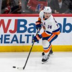 O pivô dos Islanders, Bo Horvat (14), patina com o disco durante o terceiro período contra o New Jersey Devils no Prudential Center, segunda-feira, 10 de novembro de 2025, em Newark, NJ.