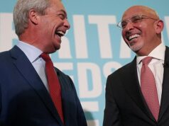 A reforma leva seu maior escalpo conservador: os conservadores dizem que o ex-chanceler só desertou depois de ‘implorar’ em vão por nobreza O ex-chanceler conservador Nadhim Zahawi era todo sorrisos ao posar ao lado de Nigel Farage, apesar de uma vez ter considerado sua visão para a Grã-Bretanha como 'assustadora'