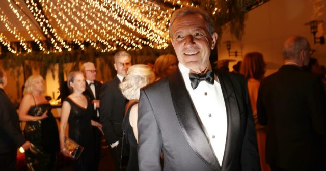 A remuneração de Bob Iger da Disney chega a US$ 45,8 milhões enquanto o conselho se prepara para a sucessão do CEO
