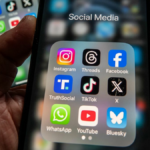 Alguém tirando uma foto do letreiro de Hollywood em seu iPhone