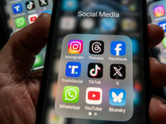 A renda média anual dos criadores é inferior a US$ 45.000, apesar do boom da indústria, revela novo relatório Alguém tirando uma foto do letreiro de Hollywood em seu iPhone