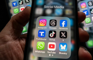 A renda média anual dos criadores é inferior a US$ 45.000, apesar do boom da indústria, revela novo relatório Alguém tirando uma foto do letreiro de Hollywood em seu iPhone