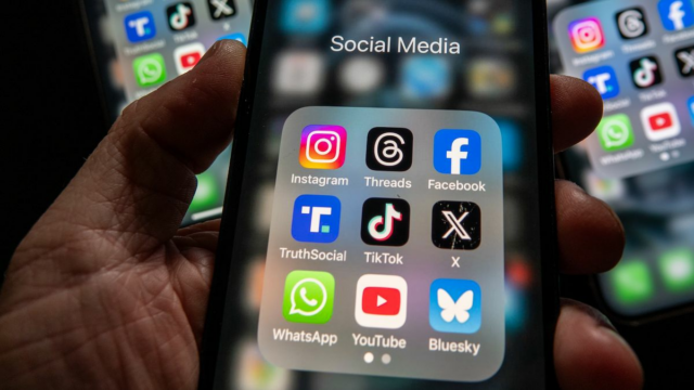 A renda média anual dos criadores é inferior a US$ Alguém tirando uma foto do letreiro de Hollywood em seu iPhone