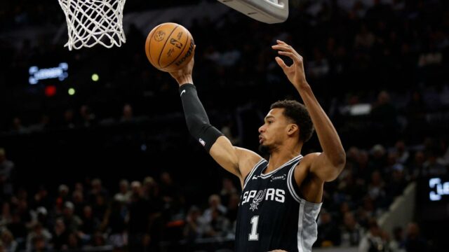 A ressonância magnética de Wembanyama não mostra danos nos ligamentos A ressonância magnética de Wembanyama não mostra danos nos ligamentos do joelho, mas perderá o jogo Spurs x Pacers da NBA