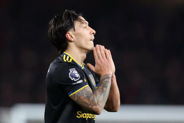 Comentários de Lisandro Martinez feitos a Paul Scholes após o clássico de Manchester.