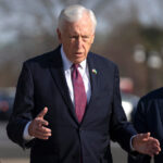 O deputado Steny Hoyer, D-Md., sai após falar no plenário da Câmara no Capitólio, quinta-feira, 8 de janeiro de 2026, em Washington. (Foto AP/Mark Schiefelbein)