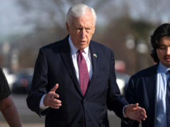 A saída do democrata da Câmara marca o fim de uma era – e um teste para o futuro O deputado Steny Hoyer, D-Md., sai após falar no plenário da Câmara no Capitólio, quinta-feira, 8 de janeiro de 2026, em Washington. (Foto AP/Mark Schiefelbein)