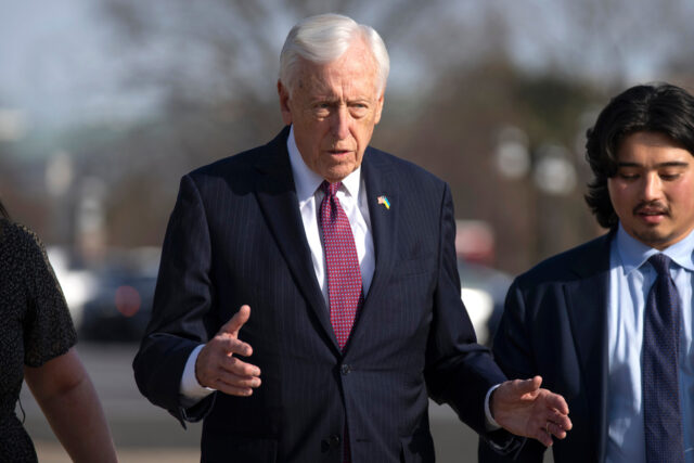 O deputado Steny Hoyer, D-Md., sai após falar no plenário da Câmara no Capitólio, quinta-feira, 8 de janeiro de 2026, em Washington. (Foto AP/Mark Schiefelbein)