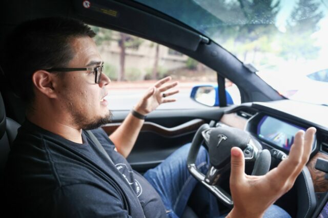 A seguradora Lemonade oferece aos motoristas da Tesla taxas mais baratas para uso de 'condução totalmente autônoma'
