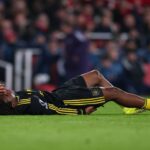 Patrick Dorgu com camisa preta do Manchester United