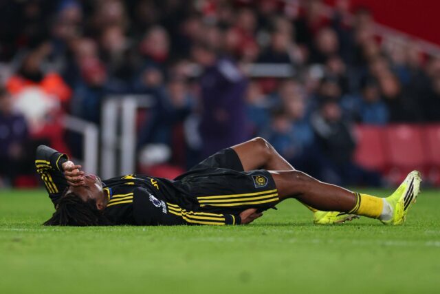 Patrick Dorgu com camisa preta do Manchester United