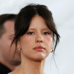 GettyImages-2239664329 Mia Goth acusada de atrasar o depoimento