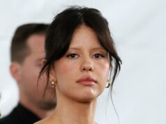 A suposta vítima de agressão de Mia Goth exige que a atriz seja interrogada no tribunal GettyImages-2239664329 Mia Goth acusada de atrasar o depoimento