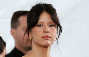 A suposta vítima de agressão de Mia Goth exige que a atriz seja interrogada no tribunal GettyImages-2239664329 Mia Goth acusada de atrasar o depoimento