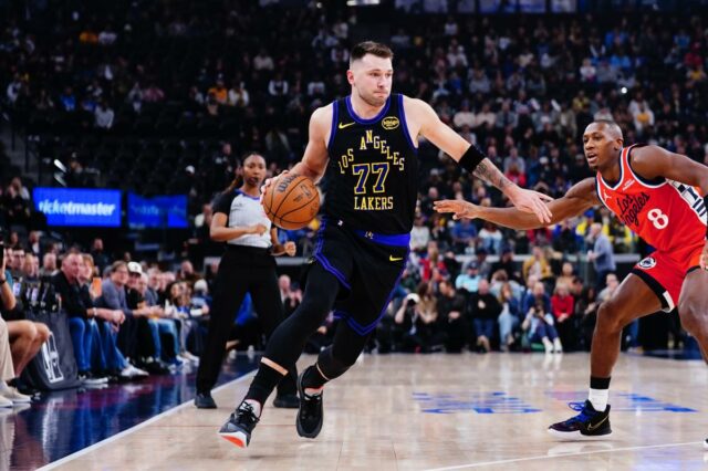 Luka Doncic #77 do Los Angeles Lakers dribla a bola contra o LA Clippers.