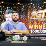 Tabuleiro PGT Winner ao fundo com Chad Eveslage sentado na mesa de pôquer na frente sorrindo, vestindo um top roxo claro. A temporada do PGT 2025 termina, com Chad Eveslage levando para casa a vitória