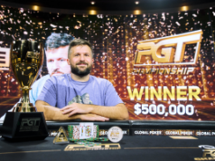 A temporada do PGT 2025 termina, com Chad Eveslage levando para casa a vitória Tabuleiro PGT Winner ao fundo com Chad Eveslage sentado na mesa de pôquer na frente sorrindo, vestindo um top roxo claro. A temporada do PGT 2025 termina, com Chad Eveslage levando para casa a vitória