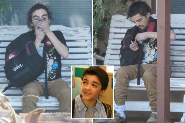 A trágica ex-estrela infantil da Nickelodeon, Tylor Chase, é vista fumando cachimbo e dormindo atrás de uma tábua de madeira na varanda da mãe
