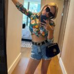 A transformação dramática de Emily Atack continuou enquanto ela exibia sua barriga com uma camisa floral cortada e shorts jeans durante uma escapadela na África do Sul na terça-feira.