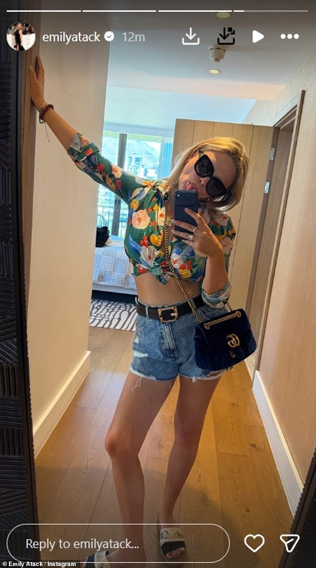 A transformação dramática de Emily Atack continua enquanto ela mostra A transformação dramática de Emily Atack continuou enquanto ela exibia sua barriga com uma camisa floral cortada e shorts jeans durante uma escapadela na África do Sul na terça-feira.