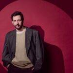 A turnê britânica 'The Spy Who Came in From the Cold' de John le Carré coloca a estrela de 'Death in Paradise' Ralf Little como protagonista