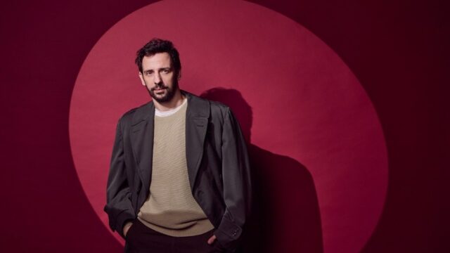 A turnê britânica 'The Spy Who Came in From the Cold' de John le Carré coloca a estrela de 'Death in Paradise' Ralf Little como protagonista
