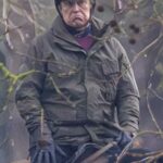 Na foto: O ex-príncipe parecendo bastante descontente enquanto cavalgava perto do Castelo de Windsor
