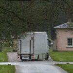 Uma van de mudança chega ao Royal Lodge em Windsor esta manhã, antes de Andrew se mudar