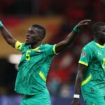 Futebol - Copa das Nações Africanas da CAF - Marrocos 2025 - Final - Senegal x Marrocos - Estádio Príncipe Moulay Abdellah, Rabat, Marrocos - 18 de janeiro de 2026 Idrissa Gueye do Senegal e El Hadji Malick Diouf do Senegal reagem REUTERS/Amr Abdallah Dalsh