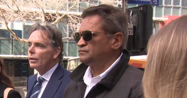 O grande jogador da AFL, Nicky Winmar, compareceu ao tribunal, um mês depois de ter sido acusado de sufocar intencionalmente uma pessoa.