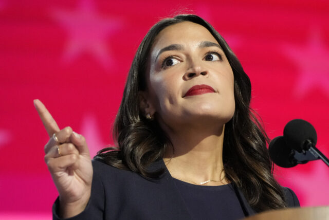 AOC critica a mídia por minimizar o comportamento “cada vez mais errático” de Trump
