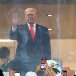 ASSISTIR: Trump aplaudiu durante o hino nacional no jogo do campeonato nacional de futebol universitário