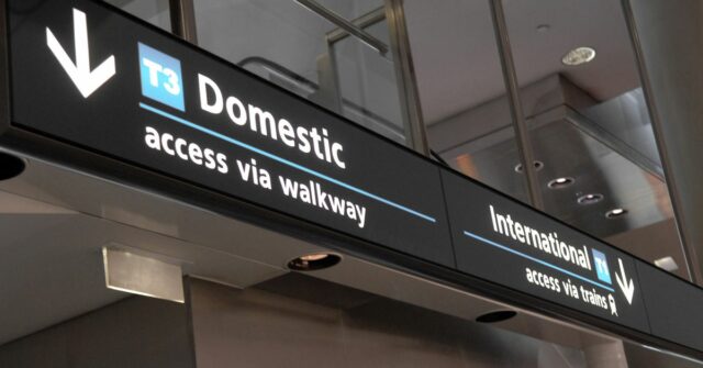 ATO promete proibir sonegadores de impostos de deixar a Austrália Uma placa de aeroporto