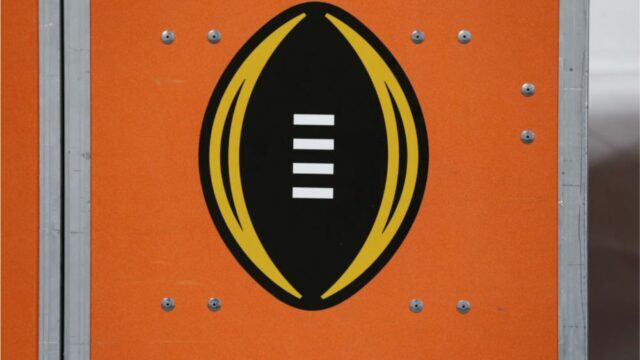 AT&T contrata Kirk Herbstreit para promoção de ‘Clutch Calls’ durante as eliminatórias do futebol universitário
