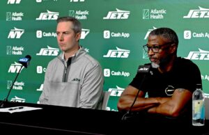 Aaron Glenn teve um início difícil nesta entressafra – mas existe um caminho para os Jets consertarem isso? Aaron Glenn teve um início difícil nesta entressafra – mas existe um caminho para os Jets consertarem isso?