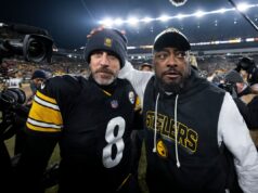 Aaron Rodgers aborda decisão de aposentadoria após derrota do Steelers para os texanos Aaron Rodgers and head coach Mike Tomlin of Pittsburgh Steelers