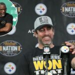 O quarterback do Pittsburgh Steelers, Aaron Rodgers, sorri ao falar durante uma entrevista coletiva.