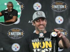 Aaron Rodgers ainda atirando nos Jets enquanto se prepara para o confronto dos playoffs do Steelers O quarterback do Pittsburgh Steelers, Aaron Rodgers, sorri ao falar durante uma entrevista coletiva.