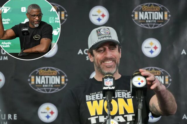 Aaron Rodgers ainda atirando nos Jets enquanto se prepara para O quarterback do Pittsburgh Steelers, Aaron Rodgers, sorri ao falar durante uma entrevista coletiva.