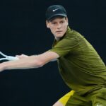 Aberto da Austrália 2026: Jannik Sinner passa para a segunda rodada após a aposentadoria do adversário Hugo Gaston