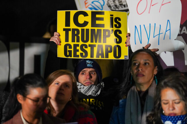 Os manifestantes cantam e marcham durante um comício por Renee Good, que foi morta a tiros por um oficial do ICE no dia anterior, quinta-feira, 8 de janeiro de 2026, em Minneapolis. (Foto AP/John Locher)