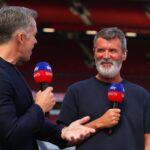 Patrick Dorgu comemora com seus companheiros durante a partida da Premier League entre Manchester United e Newcastle United.