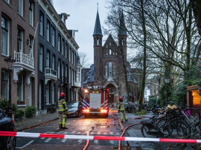 Acidentes com fogos de artifício matam duas pessoas na Holanda Acidentes com fogos de artifício matam duas pessoas na Holanda enquanto incêndio devasta igreja de Amsterdã