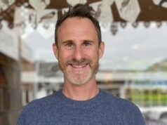 Aclamado autor australiano enfrenta tribunal por supostos crimes de exploração infantil O aclamado autor australiano Craig Silvey enfrenta tribunal por crimes de exploração infantil