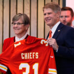 O proprietário controlador do Washington Commanders, Josh Harris, a partir da esquerda, o prefeito do distrito de Columbia, Muriel Bowser, e o comissário da NFL, Roger Goodell, seguram um capacete autografado após um anúncio sobre uma nova casa para o time de futebol americano da NFL no local do antigo RFK Stadium, segunda-feira, 28 de abril de 2025, no National Press Club em Washington. (Foto AP/Jacquelyn Martin)