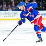 Adam Fox, arremessando no início desta temporada, participou do treino com uma lesão sem contato pela primeira vez desde que saiu da escalação devido a um problema na parte inferior do corpo.