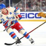 Adam Fox nº 23 do New York Rangers arremessa o disco para a zona ofensiva durante o primeiro período do jogo Discover NHL Winter Classic de 2026 entre o New York Rangers e o Florida Panthers no empréstimoDepot Park em 02 de janeiro de 2026 em Miami, Flórida.
