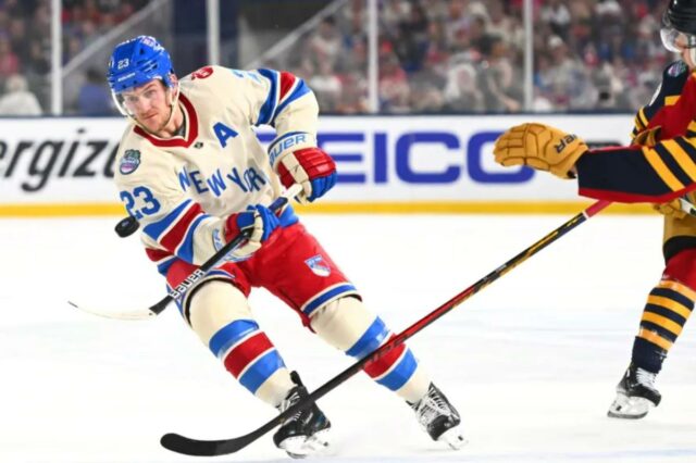 Adam Fox nº 23 do New York Rangers arremessa o disco para a zona ofensiva durante o primeiro período do jogo Discover NHL Winter Classic de 2026 entre o New York Rangers e o Florida Panthers no empréstimoDepot Park em 02 de janeiro de 2026 em Miami, Flórida. 